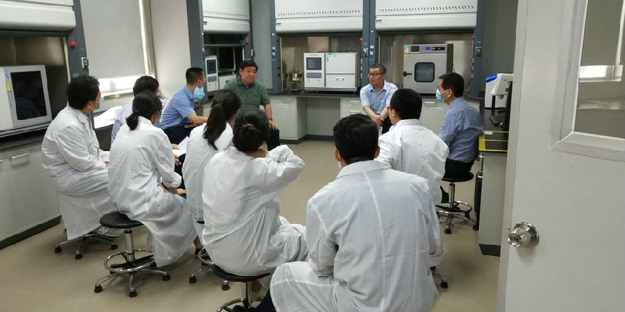 评审专家与实验室技术人员认真交流.jpg